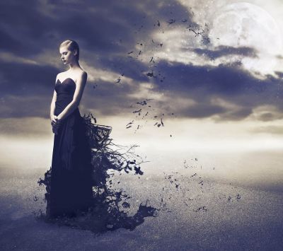 Femme Mystique en Robe Sombre