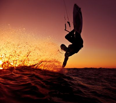 Kitesurfing au Coucher de Soleil
