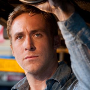 Ryan Gosling dans une scène automobile