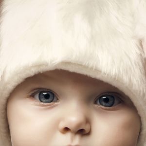 Bébé Adorable en Chapeau de Lapin