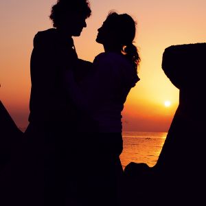 Silhouette Romantique au Coucher de Soleil