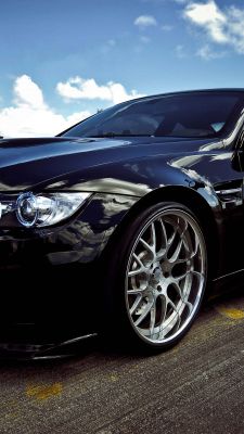 Voiture Noire Élégante avec Jantes en Alliage