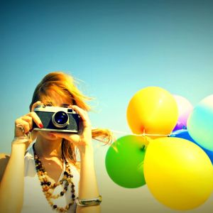 Fille avec Appareil Photo et Ballons