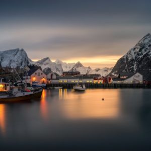 Coucher de soleil pittoresque sur un fjord norvégien