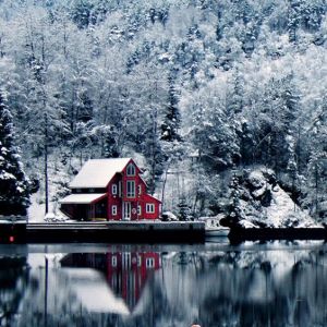 Paysage enneigé avec maison rouge